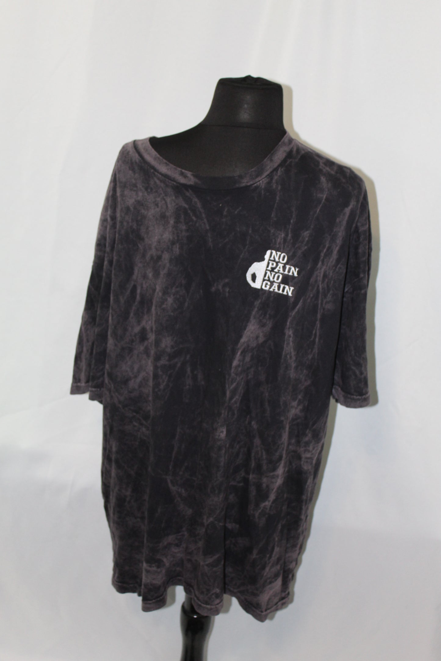 AI-Inspired Gym T-Shirt – Body Under Construction Back Print + “No Pain No Gain” Chest Embroidery | Vintage Wash Tee